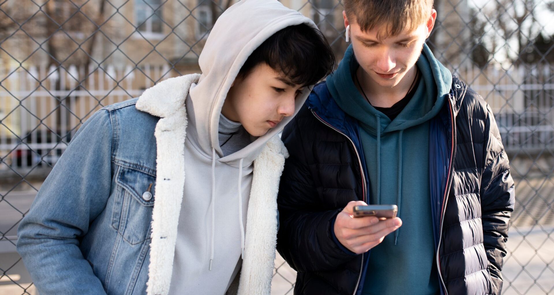 une rentrée 2026 sans réseaux sociaux ni portables pour les adolescents ?