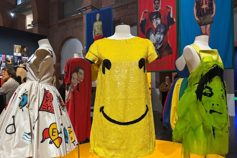 Reconnaissez-vous cette robe portée par la chanteuse Yelle ?