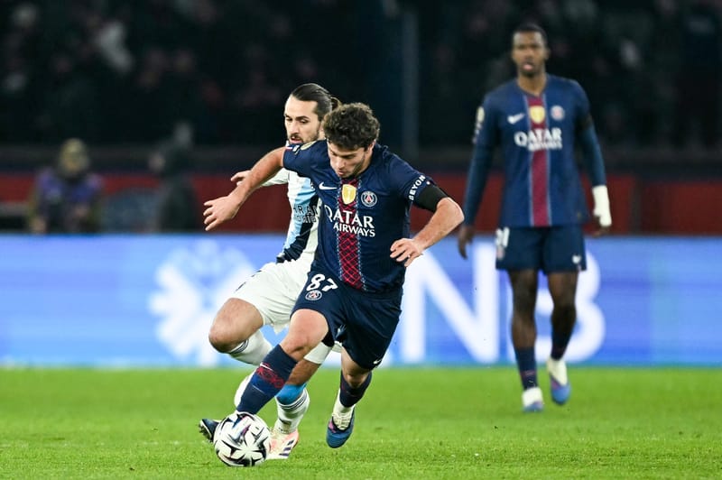 Le joueur du PSG Joao Neves à la lutte avec Vincent Marchetti, du PFC, au cours du derby de la capitale en Ligue 1 le 4 janvier 2026 au Parc des Princes