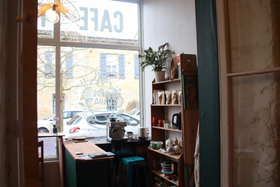 Au Brouhaha café tricot de Langoiran (Gironde), tous les meubles sont chinés et de seconde main.