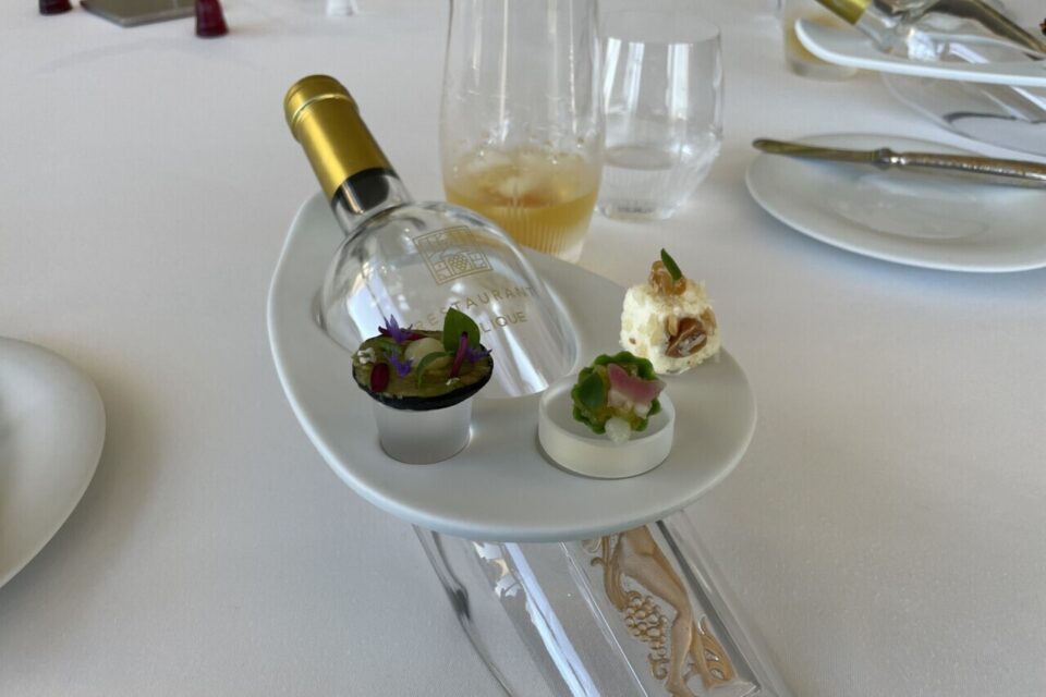 Ces trois bouchées tout en équilibre et en saveurs déconstruisent les notes du sauternes. Elle sont le premier temps du menu 'Promenade sauternaise' du chef Jérôme Schilling.