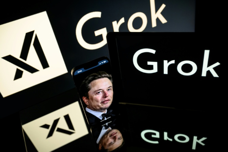 Ecrans affichant le logo de Grok, un chatbot d'IA générative développé par la société américaine xAI, et son fondateur, Elon Musk, le 13 janvier 2025 à Toulouse ( AFP / Lionel BONAVENTURE )