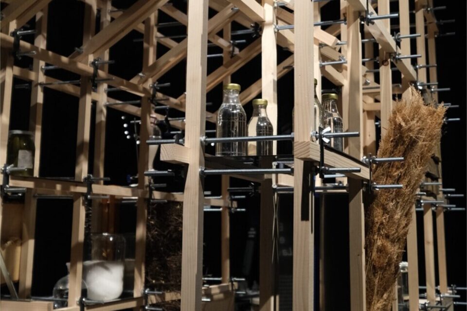 L'intérieur du placard exposé à Paris.