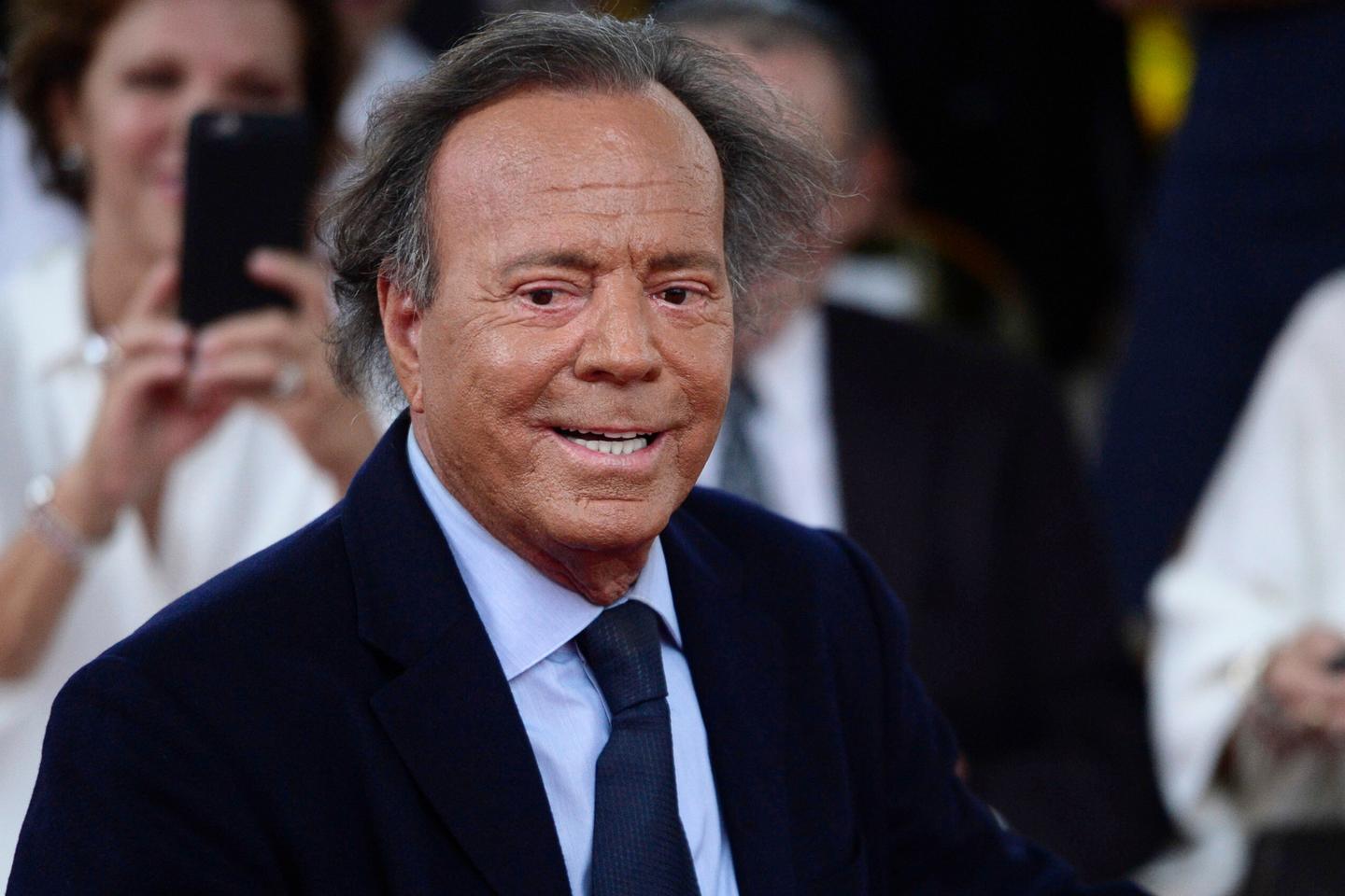Julio Iglesias dénonce des « accusations absolument fausses », après les plaintes d’ex-employées pour des faits relevant de la « traite d’êtres humains » et des délits « sexuels »