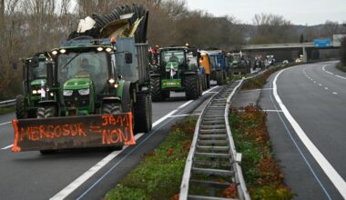 des tracteurs forcent un barrage de gendarmerie pour rejoindre Paris