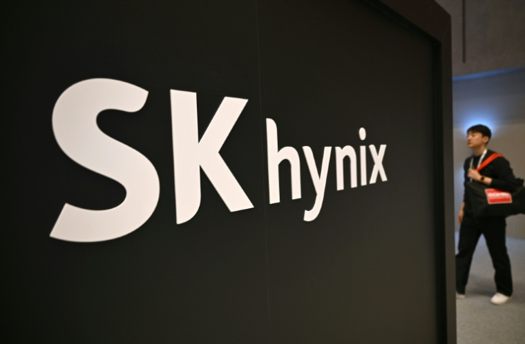 Le développement à marche forcée de l'intelligence artificielle (IA) a créé une pénurie de puces de mémoire, un secteur dominé par les Sud-Coréens Samsung et SK Hynix, ainsi que l'Américain Micron ( AFP / Jung Yeon-je )