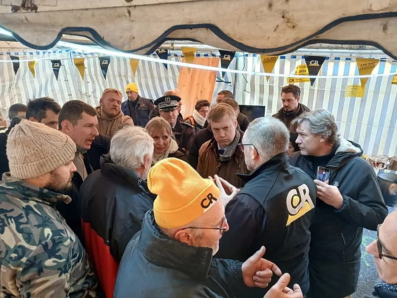 La préfète rencontre les agriculteurs mobilisés.