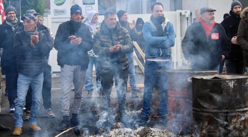 Les salariés de l'usine Teisseire sont en grève depuis plus d'un mois pour espérer sauver les 205 emplois menacés. © Maureen Dufournet - Place Gre’net