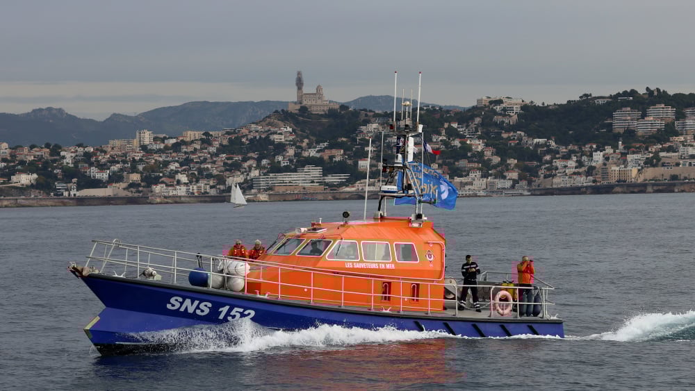 Un homme frôle la mort pour sauver son chien tombé à l'eau à Marseille