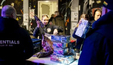 Des boîtes de feux d'artifice sur un comptoir.