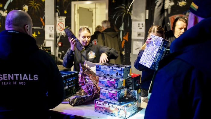 Des boîtes de feux d'artifice sur un comptoir.