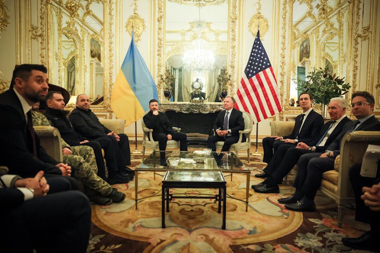 Des diplomates américains et ukrainiens dans une pièce éclairée