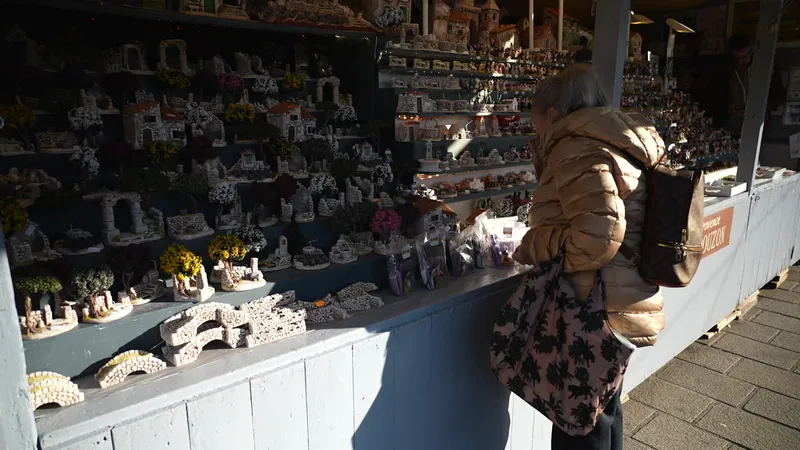 "Il y a certainement une envie de retour aux sources" : le marché aux santons a attiré de nombreux acheteurs durant les fêtes de Noël. 