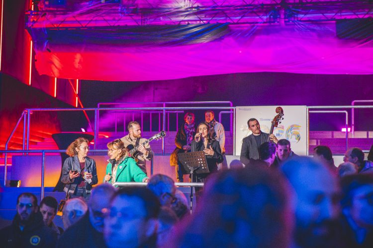 LAITERIE ARTEFACT, gradin, concert, salle, foule, gens