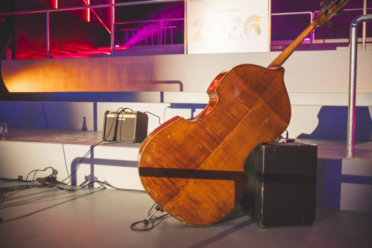 LAITERIE ARTEFACT, gradins, instruments