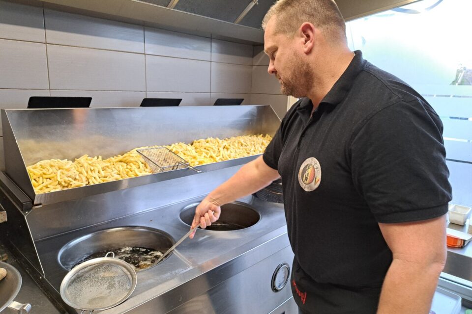 Cuisson des frites dans la graisse de bœuf, comme le veut la tradition.