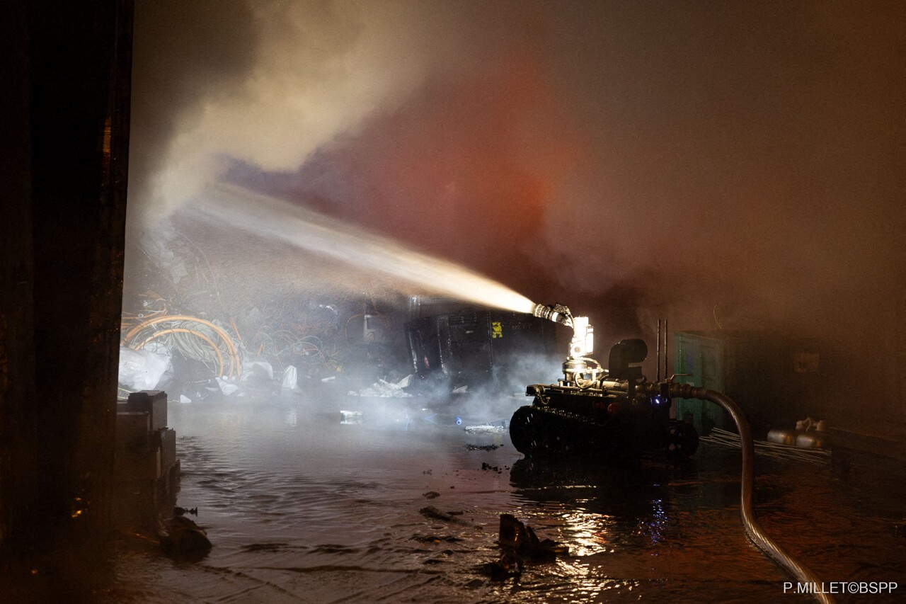 les fumées se déplacent, les habitants doivent fermer leurs fenêtres