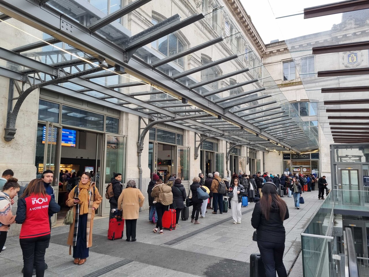 Une file d'attente monstre s'est formée ce vendredi devant la gare Matabiau de Toulouse : ce qu'il s'est passé
