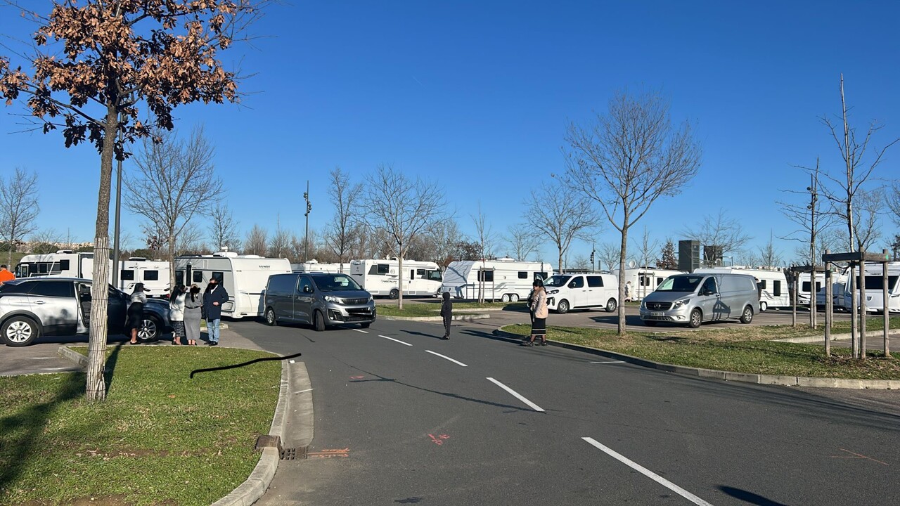 Les gens du voyage font la loi sur le parking d'une gare, la Métropole de Lyon durcit le ton