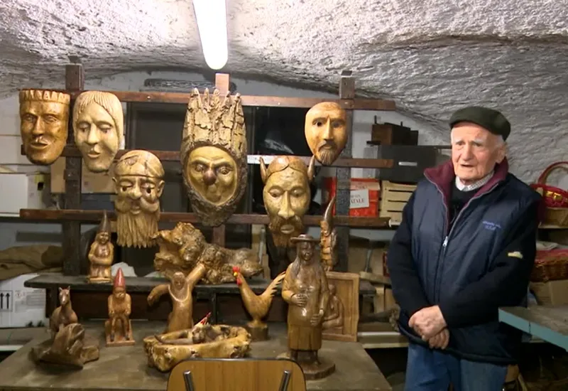 Germano, 95 ans, le doyen des sculpteurs de la Saint-Ours est ici dans son atelier. Lors de la foire, vous le trouverez, comme souvent en 31 années de présence, via croix de ville.