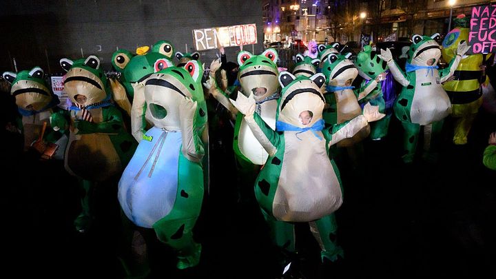 Des manifestants dans une rue de Portand (Oregon) protestent contre l'agence de l'immigration américaine (ICE), le 10 janvier 2026. (MATHIEU LEWIS-ROLLAND / GETTY IMAGES NORTH AMERICA)