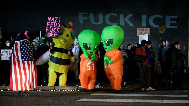 Des manifestants dans une rue de Portand (Oregon) protestent contre l'agence de l'immigration américaine (ICE), le 10 janvier 2026. (MATHIEU LEWIS-ROLLAND / GETTY IMAGES NORTH AMERICA)