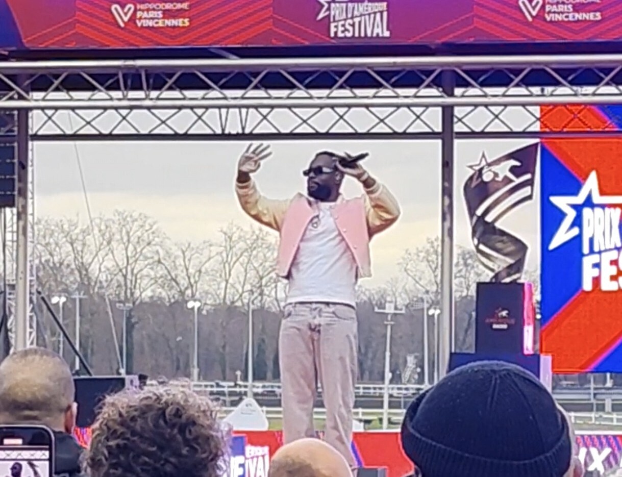 Gims obligé d'arrêter son concert pour le Prix d'Amérique à Paris, huées du public