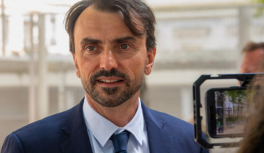 une députée l'accuse de "glorifier un islamiste"