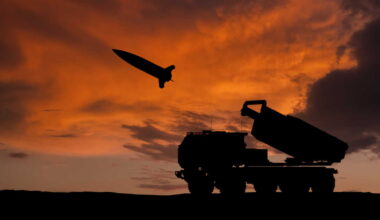 Guerre en Ukraine : que vaut le Sarma, ce lance-roquettes censé contrer le HIMARS américain ?