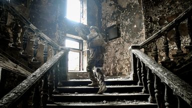 Un soldat russe progresse dans le théâtre de la ville martyre de Marioupol, où l'armée ukrainienne a fini par céder après de longues semaines de résistance.