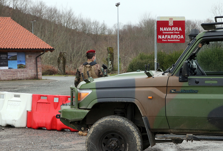 Des militaires surveille une frontière fermée en Navarre.