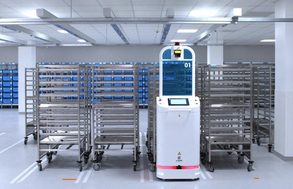 Le Géolab est une plateforme logistique robotisée unique en France permettant de centraliser tous les flux logistiques de l’activité opératoire.