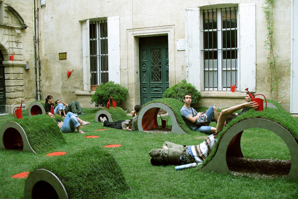 La surface verte se soulevait et se repliait pour déformer la perception.