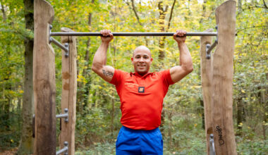 Portait de Damien Cely - BSPP sur une barre de traction.