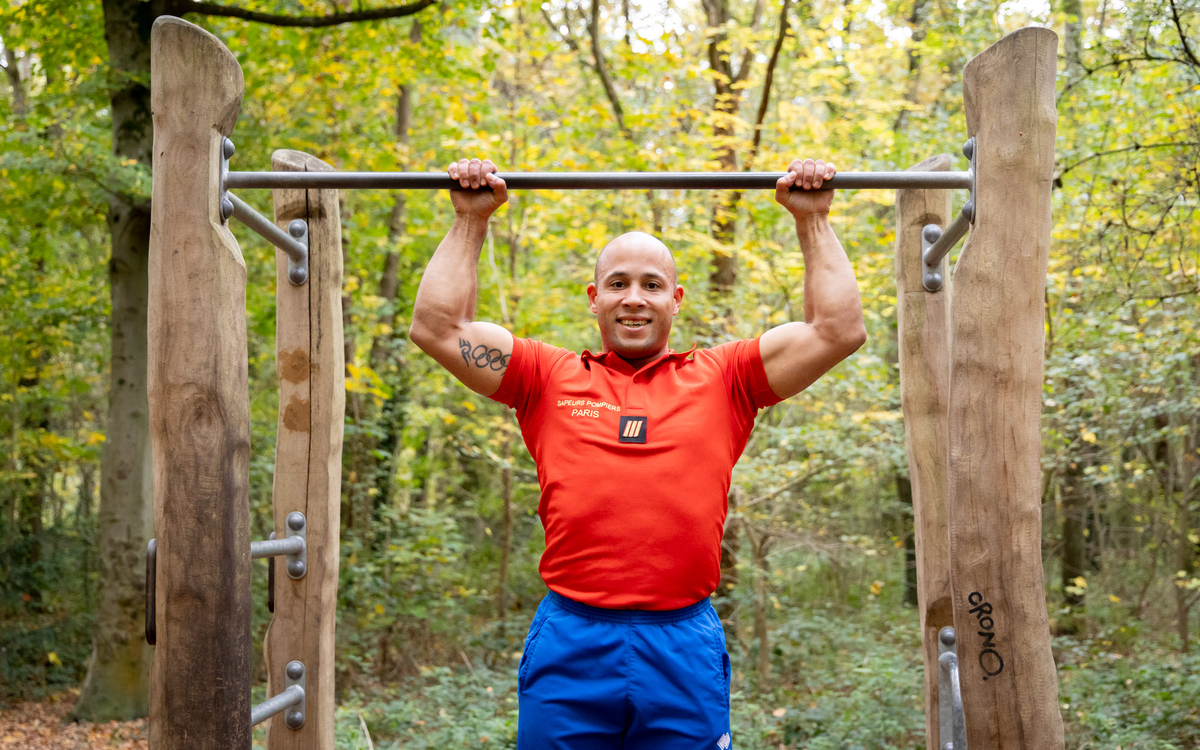 Portait de Damien Cely - BSPP sur une barre de traction.