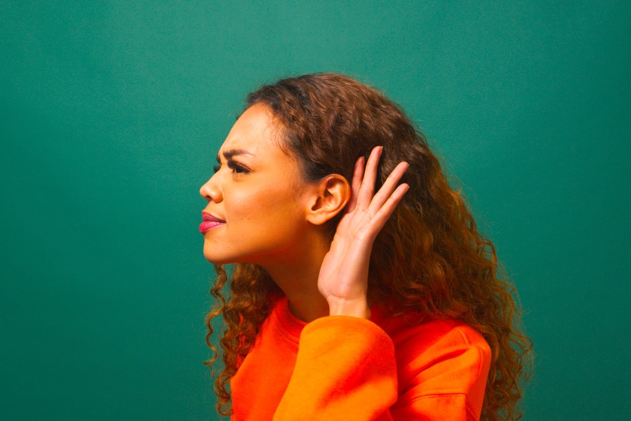 Votre difficulté à suivre une conversation dans un café bruyant ne vient pas de vos oreilles