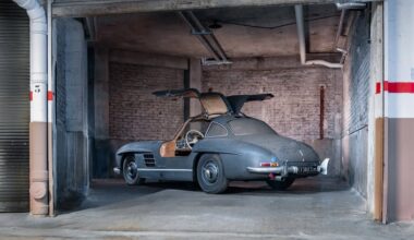 Une Mercedes 300 SL Papillon très rare réapparaît poussiéreuse dans un parking parisien