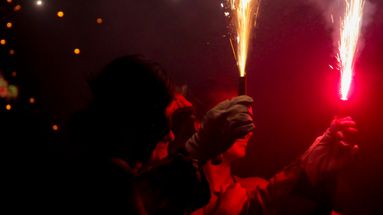 Incendie mortel en Suisse : focus sur les "feux de Bengale" potentiellement à l'origine du drame