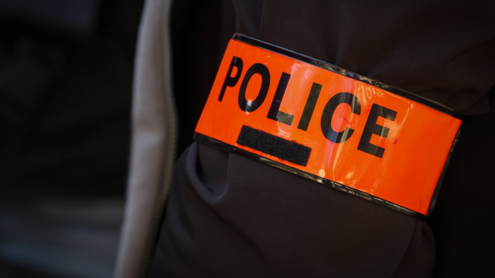 Une femme de 25 ans tuée par balle à Nice dans sa voiture avec son bébé à l'arrière, le suspect en fuite