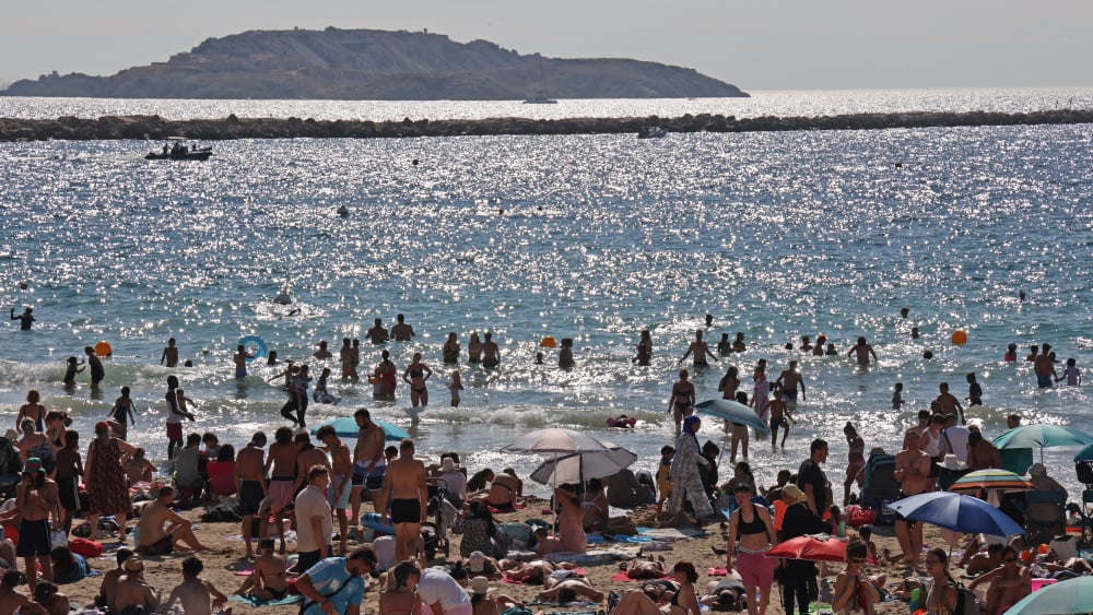 Municipales 2026 à Marseille :"Ce sont des mesures annoncées par des gens qui ne fréquentent pas les plages marseillaises"