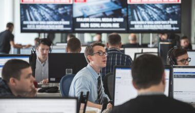 Salle de rédaction animée avec des journalistes