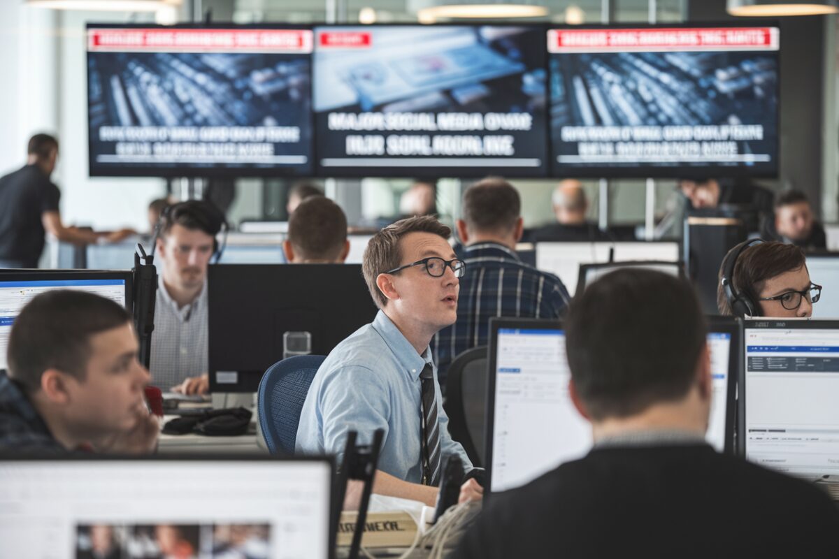 Salle de rédaction animée avec des journalistes