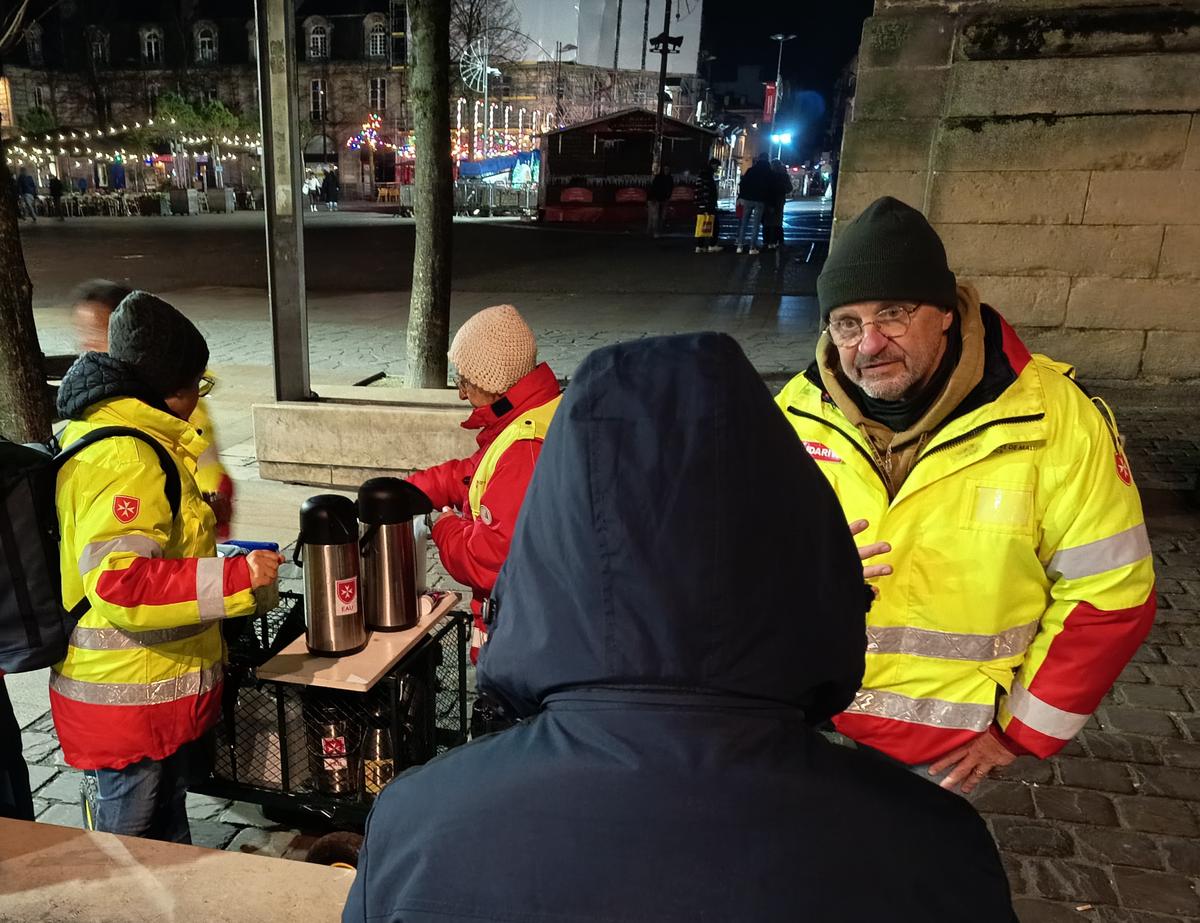 Pierre, retraité de 67 ans, vient d’intégrer il y a un mois la maraude de l’Ordre de Malte : « C’est facile d’aimer ses parents, ses enfants, ses amis… Mais donner à quelqu’un qu’on ne connaît pas, c’est beaucoup plus difficile. »