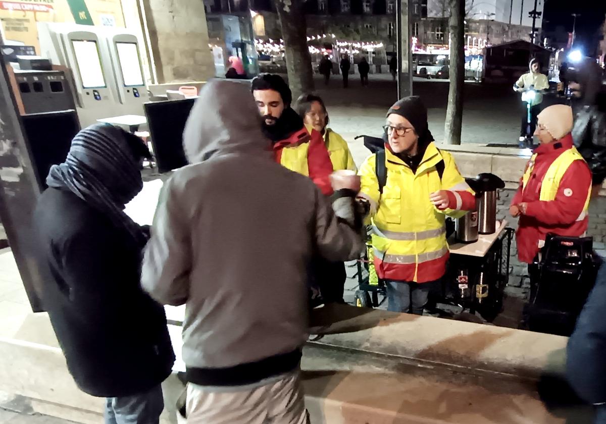 Place de la Victoire, au tout début de la rue Sainte-Catherine, lors de la première halte et distribution de nourriture et de boissons chaudes.