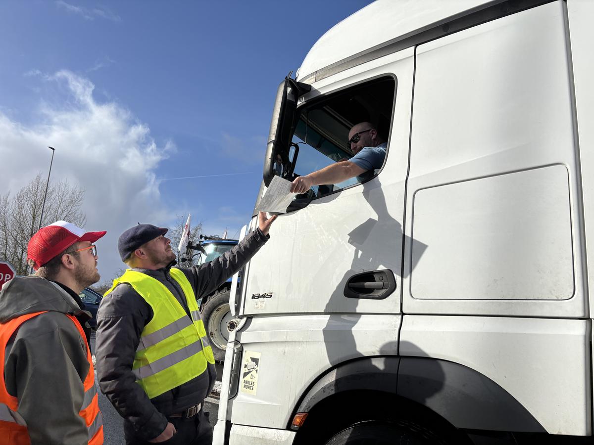 Les chauffeurs routiers, la plupart du temps étrangers et souvent incrédules face à la situation, donnent l’historique de leurs marchandises.