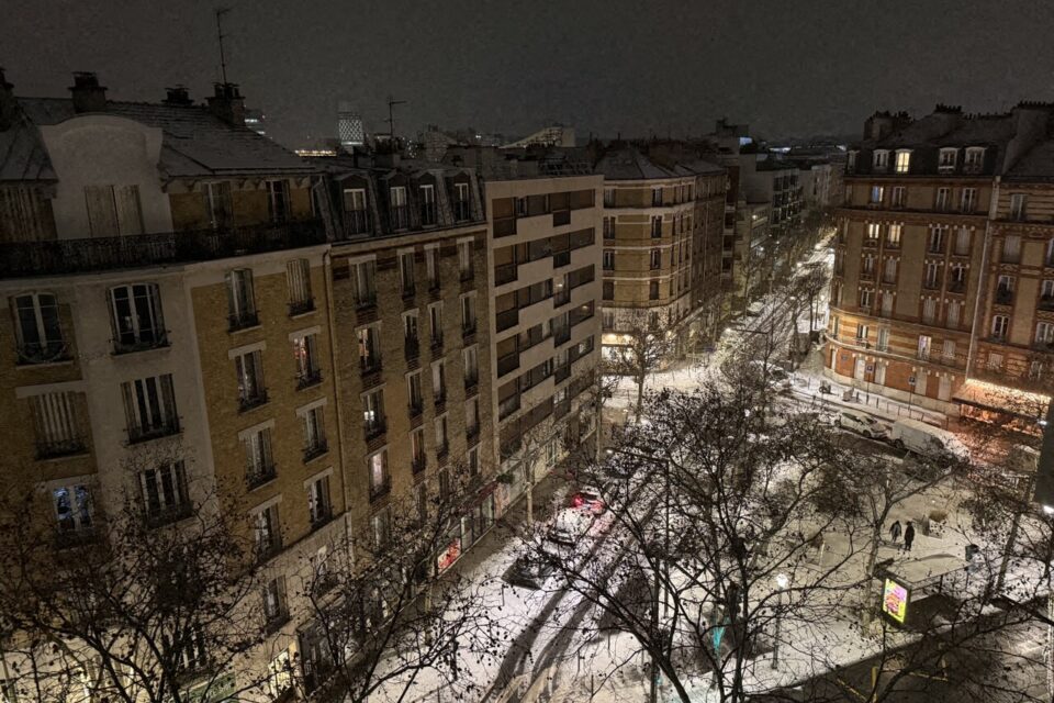 La neige a commencé à tomber à l'ouest de Paris. Une fine pellicule de neige recouvre les trottoirs et toits, comme ici à Boulogne-Billancourt.