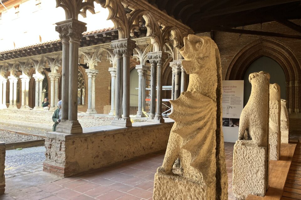 Le cloître du musée des Augustins à Toulouse est encore en rénovation. Les chapiteaux et colonnes retrouveront leur blancheur d'antan.