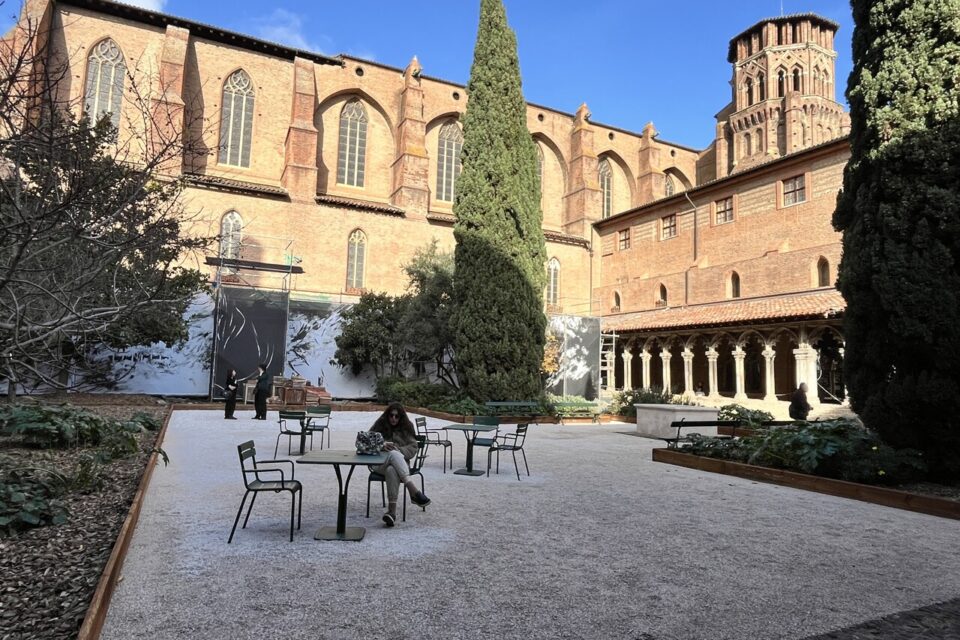 Le cloître est encore en cours de rénovation. Il se terminera au printemps 2027. 