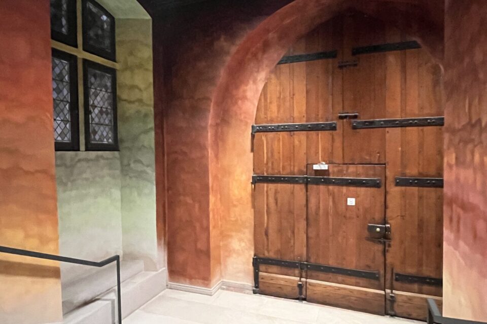 Depuis l'escalier Viollet-le-Duc, qui lui aussi a repris de l'éclat, s'ouvre le petit cloître.