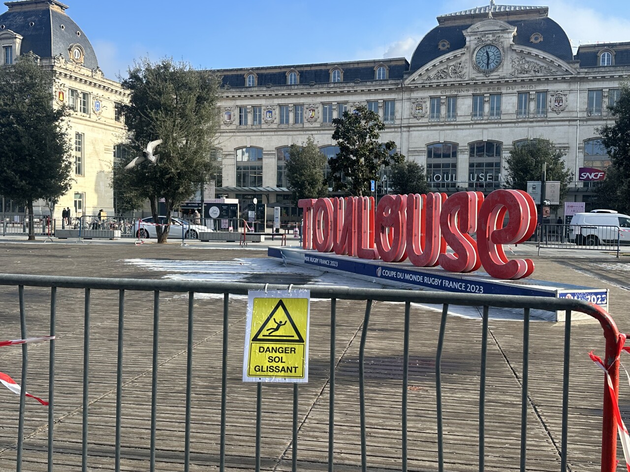 l'esplanade de la gare Matabiau est interdite d'accès